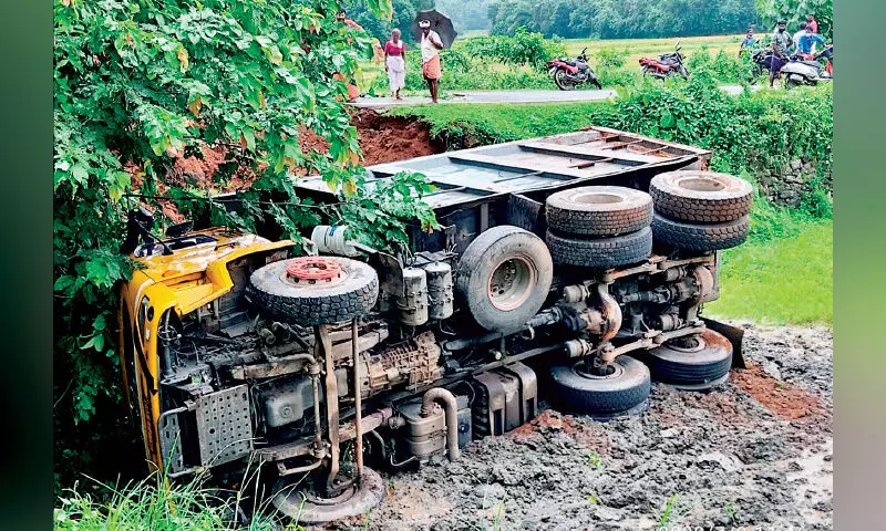 ലോറി പാടത്തേക്ക് മറിഞ്ഞു