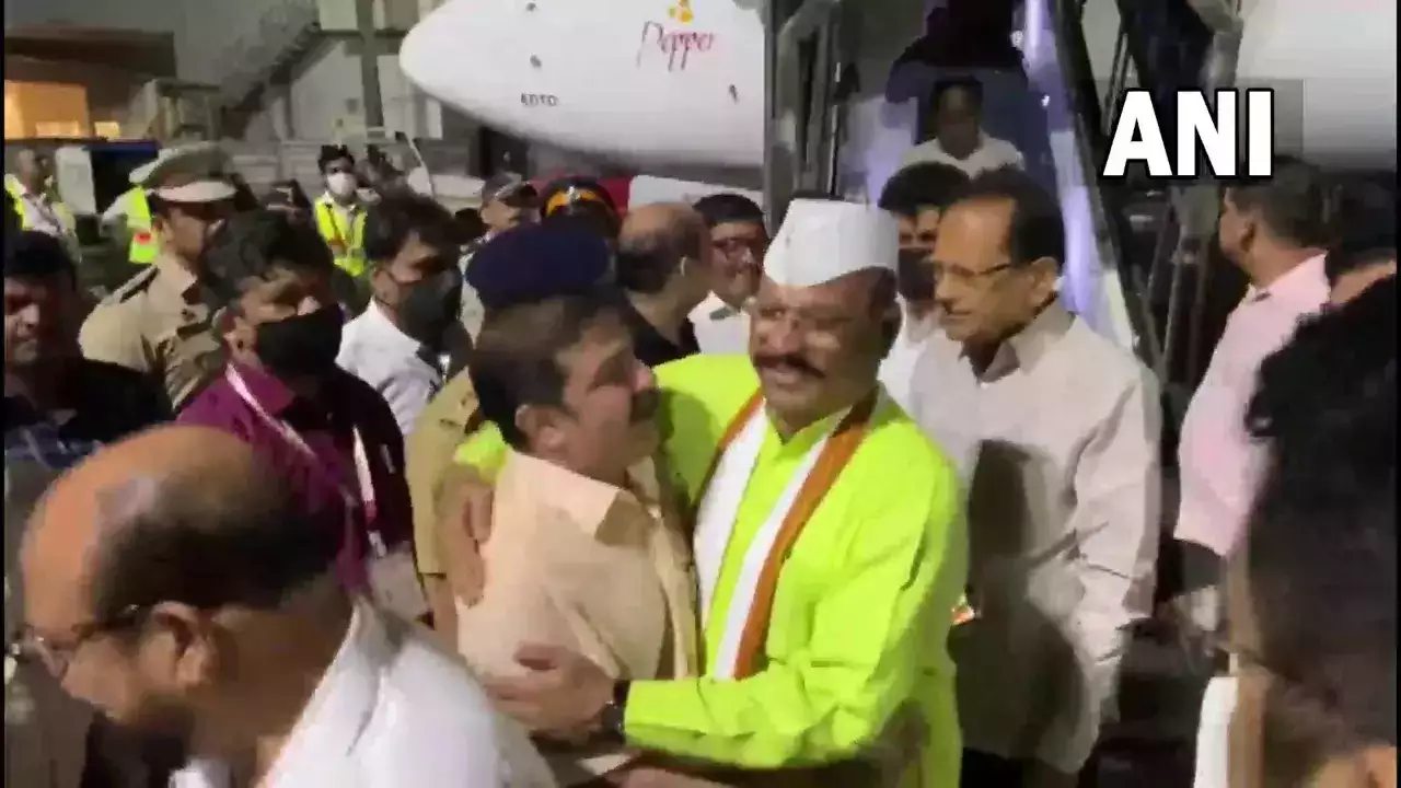 ഏക്നാഥ് ഷിൻഡെയും വിമത എം.എൽ.എമാരും മുംബൈയിലെത്തി; നിയമസഭസമ്മേളനത്തിന് ഇന്ന് തുടക്കം