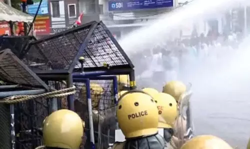 പൊലീസുകാർക്കും ജലപീരങ്കി