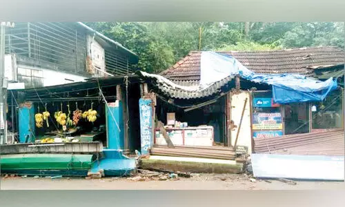 മഴ: ചാമംപതാലിൽ മൂന്ന് കട തകർന്നു
