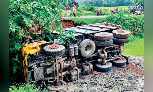 ലോറി പാടത്തേക്ക് മറിഞ്ഞു