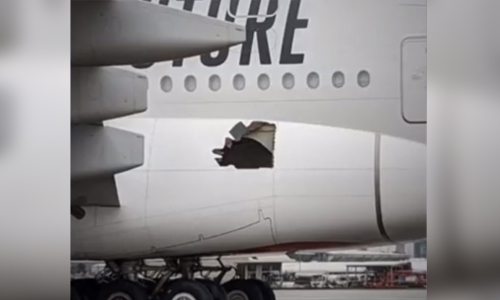 എമിറേറ്റ്​സ്​ വിമാനത്തിൽ ദ്വാരം; അപകടം ഒഴിവായി