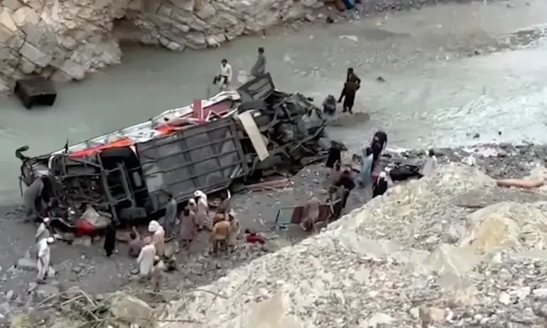 പാ​കി​സ്താ​നി​ൽ ബ​സ് കൊ​ക്ക​യി​ൽ വീ​ണ് 19 മ​ര​ണം