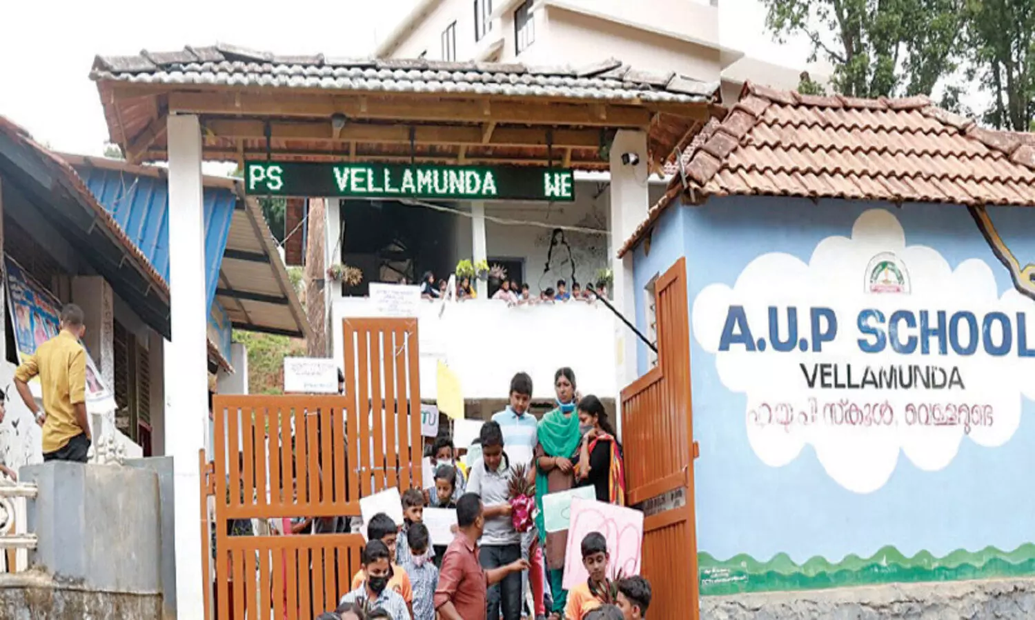 ബം​ഗ​ളൂ​രു​വി​ൽ പ​ഠി​ക്കു​ന്ന കു​ട്ടി വെ​ള്ള​മു​ണ്ട എ.​യു.​പി​യി​ലും; വിവാദം പുകയുന്നു