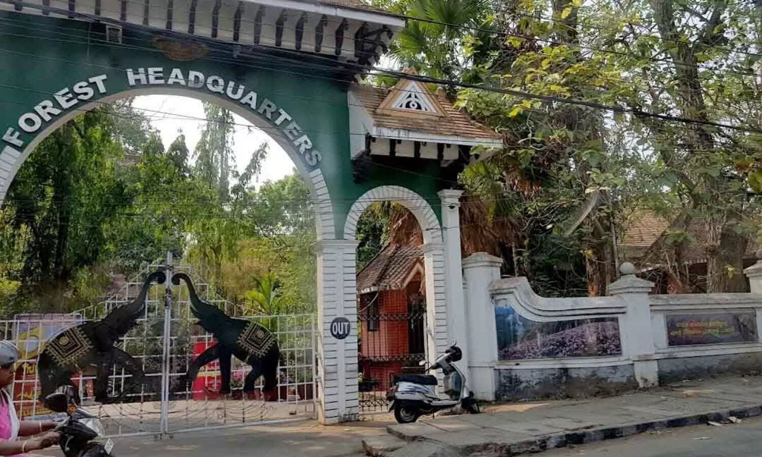 ചന്ദനത്തടിയിൽ തീർത്ത തൊണ്ടിമുതൽ നഷ്ടപ്പെട്ട സംഭവം : ഉദ്യോഗസ്ഥർക്കെതിരെ നടപടിക്ക് നിർദേശം