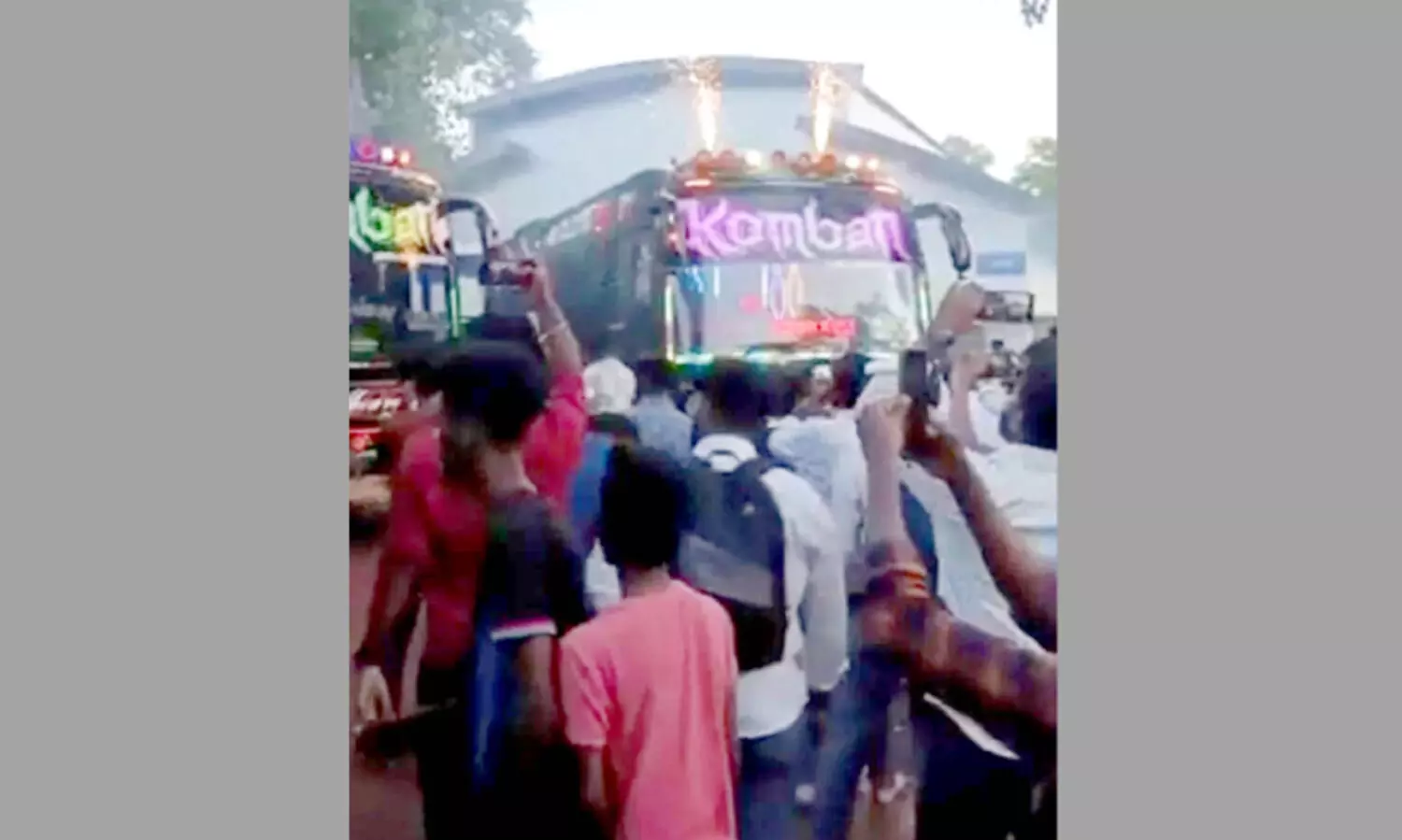 അഭ്യാസ പ്രകടനം: ടൂറിസ്റ്റ്​ ബസിന്​ തീപടർന്ന സംഭവത്തിൽ സ്വമേധയാ ഹരജിയുമായി ഹൈകോടതി​