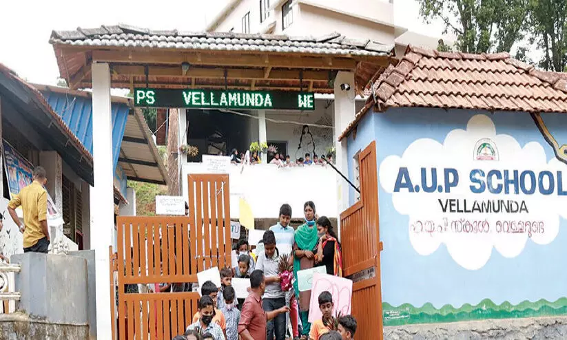 ബം​ഗ​ളൂ​രു​വി​ൽ പ​ഠി​ക്കു​ന്ന കു​ട്ടി വെ​ള്ള​മു​ണ്ട എ.​യു.​പി​യി​ലും; വിവാദം പുകയുന്നു