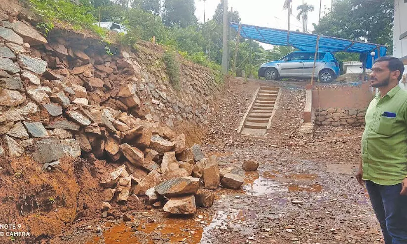 റോഡ് സംരക്ഷണഭിത്തി ഇടിഞ്ഞുവീണു റോഡ് സംരക്ഷണഭിത്തി ഇടിഞ്ഞുവീണു