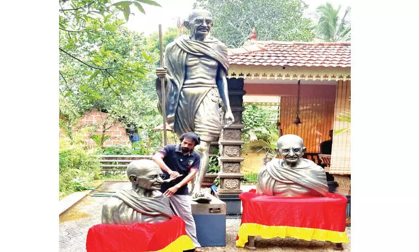 ശിൽപിയുടെ പണിപ്പുരയിൽ ഗാന്ധിജിമാർ നാല് ശിൽപിയുടെ പണിപ്പുരയിൽ ഗാന്ധിജിമാർ നാല്