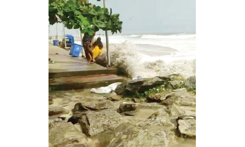 കനത്തമഴ; കരുനാഗപ്പള്ളിയില് വ്യാപകനഷ്ടം, ആലപ്പാട് കടല്ക്ഷോഭം രൂക്ഷം കനത്തമഴ; കരുനാഗപ്പള്ളിയില് വ്യാപകനഷ്ടം, ആലപ്പാട് കടല്ക്ഷോഭം രൂക്ഷം