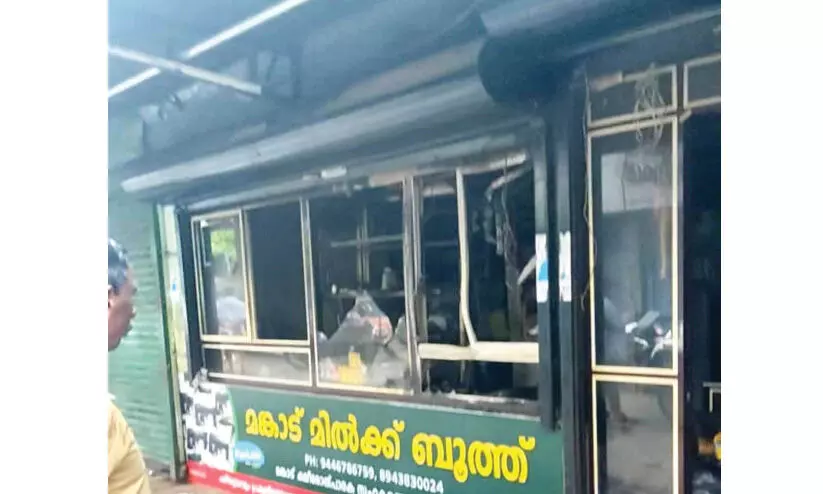 ബേക്കറിയില് തീപിടിത്തം: അഞ്ചുലക്ഷംരൂപയുടെ നഷ്ടം ബേക്കറിയില് തീപിടിത്തം: അഞ്ചുലക്ഷംരൂപയുടെ നഷ്ടം