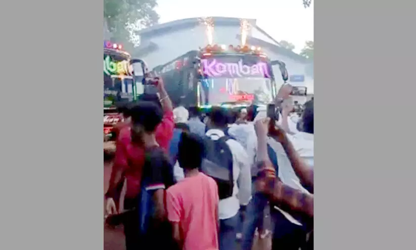 അഭ്യാസ പ്രകടനം: ടൂറിസ്റ്റ് ബസിന് തീപടർന്ന സംഭവത്തിൽ സ്വമേധയാ ഹരജിയുമായി ഹൈകോടതി അഭ്യാസ പ്രകടനം: ടൂറിസ്റ്റ് ബസിന് തീപടർന്ന സംഭവത്തിൽ സ്വമേധയാ ഹരജിയുമായി ഹൈകോടതി