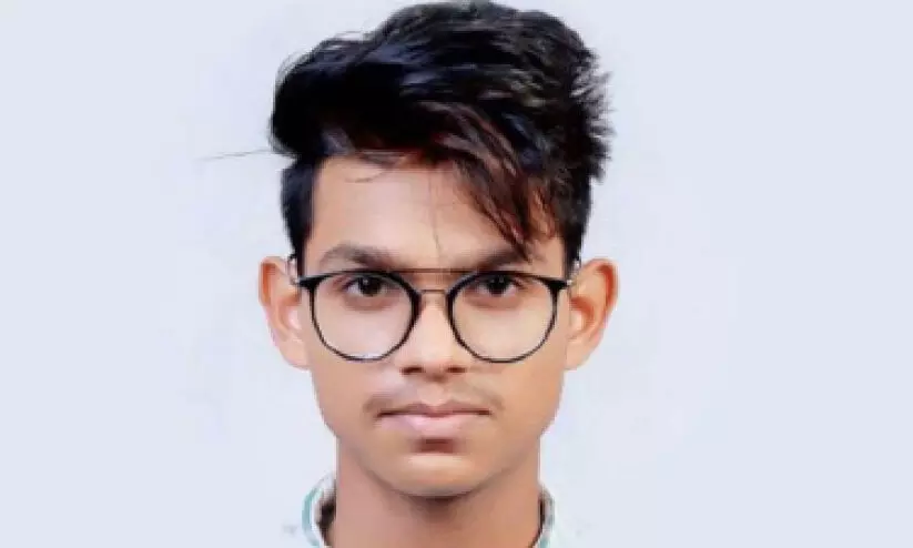 സ്കൂട്ടർ യാത്രക്കിടെ തെങ്ങുവീണ് വിദ്യാർഥി മരിച്ചു