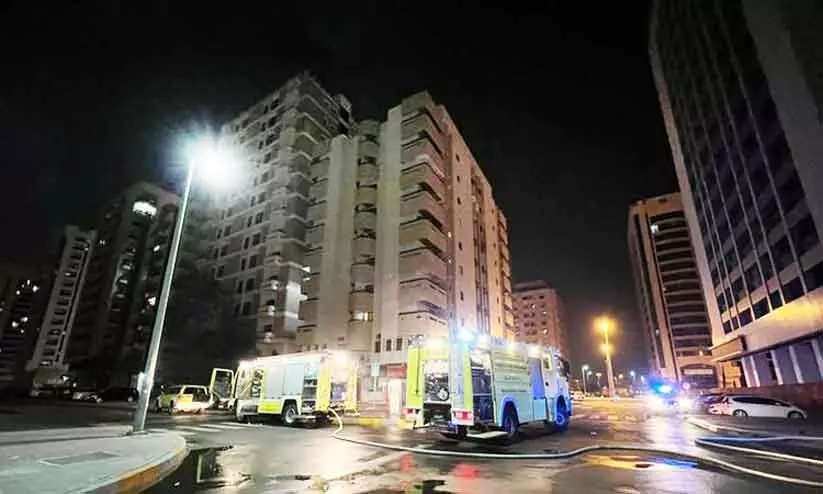 അബൂദബിയിലെ 12 നില കെട്ടിടത്തിലെ തീപിടിത്തം അണച്ചു അബൂദബിയിലെ 12 നില കെട്ടിടത്തിലെ തീപിടിത്തം അണച്ചു