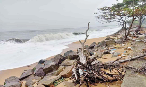 കൊയിലാണ്ടിയിൽ കടലാക്രമണം തുടരുന്നു