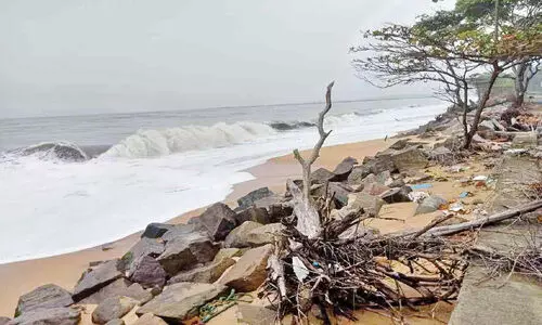 കൊയിലാണ്ടിയിൽ കടലാക്രമണം തുടരുന്നു