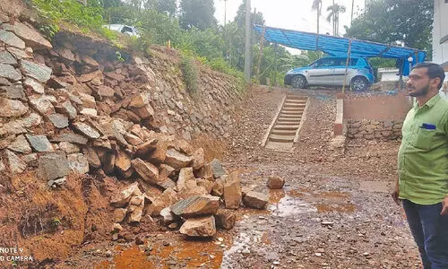 റോ​ഡ് സം​ര​ക്ഷ​ണഭി​ത്തി ഇ​ടി​ഞ്ഞു​വീ​ണു