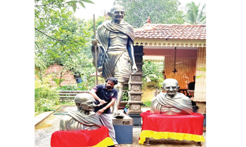 ശിൽപിയുടെ പണിപ്പുരയിൽ ഗാന്ധിജിമാർ നാല്