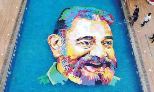 ഉലകനായകൻ ഡാവിഞ്ചി വക; വെ​ള്ള​ത്തി​ന് മു​ക​ളി​ൽ 50 അ​ടി വ​ലു​പ്പ​മു​ള്ള ക​മ​ൽ​ഹാ​സ​ൻ ചി​ത്രം