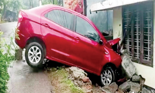 കാർ വീട്ടിലേക്ക് ഇടിച്ചുകയറി