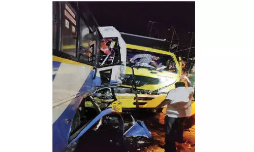 ടിപ്പറും ബസും കൂട്ടിയിടിച്ച് യാത്രക്കാർക്ക് പരിക്ക്