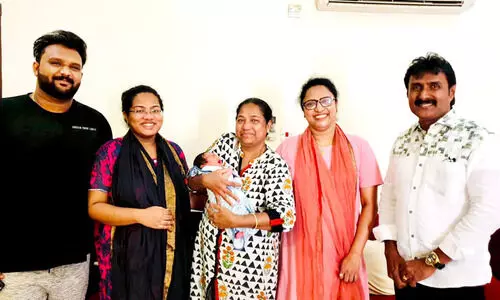 ഉമ്മയുടെ ഓർമകളുമായി കണ്ണൂർ ശരീഫ്​ മിനി സിസ്റ്ററെ കാണാനെത്തി