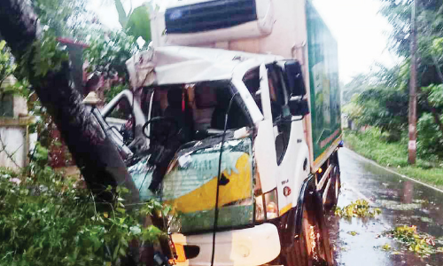 അപകടത്തിൽപെട്ട ലോറിയുടെ കാബിനിൽ കുടുങ്ങിയ ഡ്രൈവറെ രക്ഷപ്പെടുത്തി