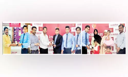 ജോ​​യ്​​​ഫു​​ൾ ഈ​​ദ്​: സ്വ​ർ​ണ നാ​ണ​യ​ങ്ങ​ൾ വി​ത​ര​ണം ചെ​യ്തു