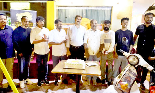 ചേതക് സ്കൂട്ടറുമായി ബിലാലും അഫ്സലും സുഹാറിലെത്തി