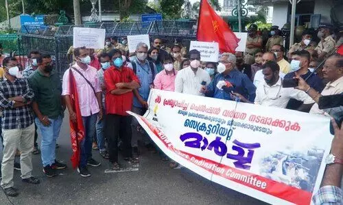 പ്രഖ്യാപിച്ച പെന്‍ഷന്‍ വര്‍ധന നടപ്പാക്കണം; മാധ്യമ പ്രവര്‍ത്തകരും ജീവനക്കാരും സെക്രട്ടേറിയറ്റ് മാര്‍ച്ച് നടത്തി