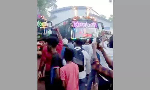 അഭ്യാസ പ്രകടനം: ടൂറിസ്റ്റ് ബസിന് തീപടർന്ന സംഭവത്തിൽ സ്വമേധയാ ഹരജിയുമായി ഹൈകോടതി അഭ്യാസ പ്രകടനം: ടൂറിസ്റ്റ് ബസിന് തീപടർന്ന സംഭവത്തിൽ സ്വമേധയാ ഹരജിയുമായി ഹൈകോടതി