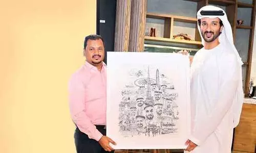 യു.എ.ഇ മന്ത്രിക്ക് വാർഷികദിനത്തിൽ മലയാളി ചിത്രകാരന്‍റെ സമ്മാനം