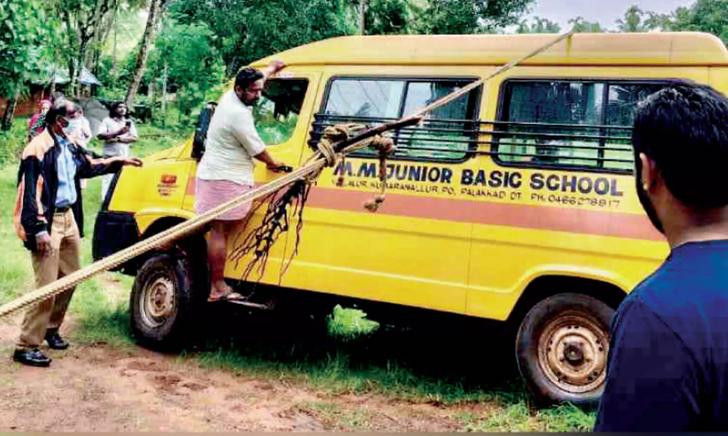 സ്‌കൂള്‍ വാൻ പാടത്തേക്ക് ചരിഞ്ഞു