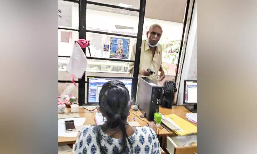 കലക്ടറേറ്റിൽ നിറതോക്ക് വിരലിലിട്ട് കറക്കി വയോധികൻ, പേടിച്ചുവിറച്ച്  ജീവനക്കാർ
