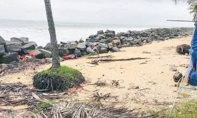 കടൽക്ഷോഭം; തീരദേശവാസികൾ ആശങ്കയിൽ കടൽക്ഷോഭം; തീരദേശവാസികൾ ആശങ്കയിൽ