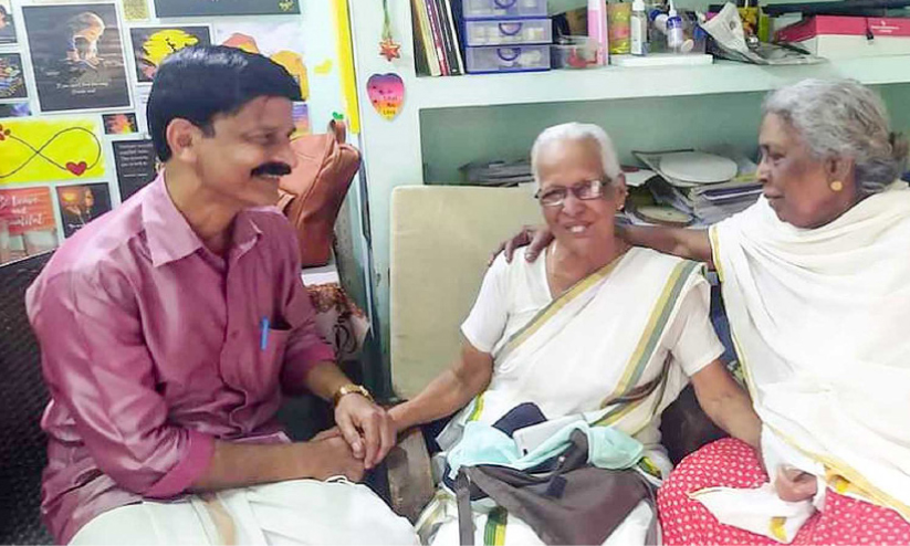 കവയിത്രി എം.ആർ. രമണിയെ കാണാൻ വിപ്ലവഗായിക പി.കെ. മേദിനിയെത്തി കവയിത്രി എം.ആർ. രമണിയെ കാണാൻ വിപ്ലവഗായിക പി.കെ. മേദിനിയെത്തി