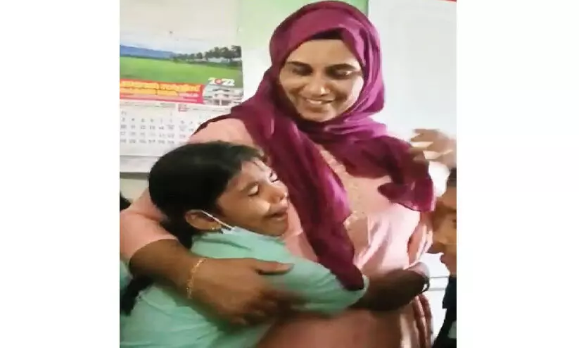 അയ്യോ, ടീച്ചറേ പോകല്ലേ; കെട്ടിപ്പിടിച്ച് കരഞ്ഞ് യാത്രയയപ്പ് അയ്യോ, ടീച്ചറേ പോകല്ലേ; കെട്ടിപ്പിടിച്ച് കരഞ്ഞ് യാത്രയയപ്പ്