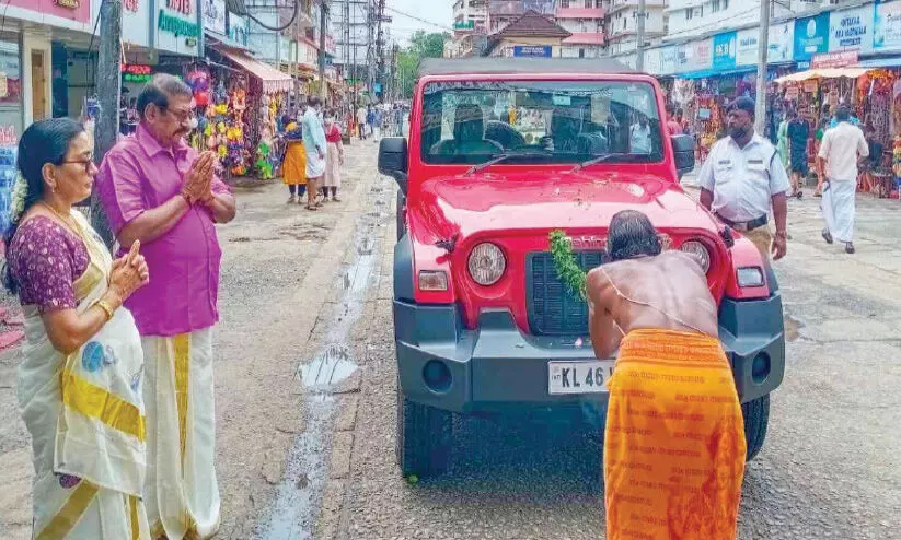 ഗുരുവായൂരപ്പന്റെ ഥാർ വിഘ്നേഷിന് കൈമാറി ഗുരുവായൂരപ്പന്റെ ഥാർ വിഘ്നേഷിന് കൈമാറി
