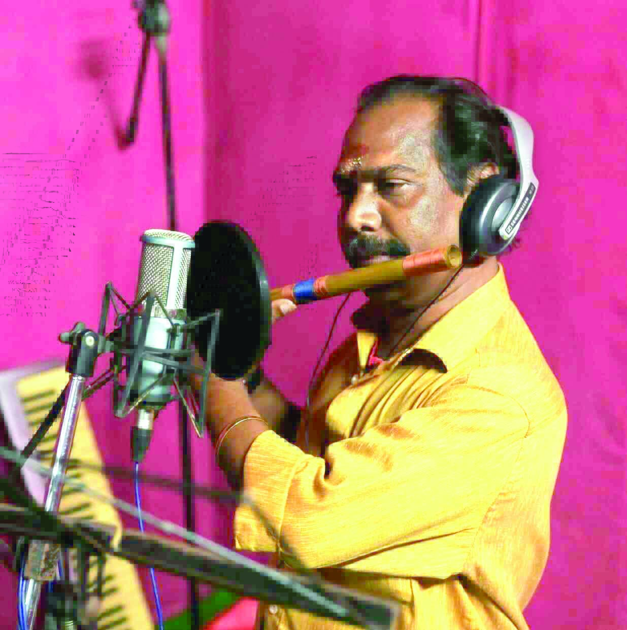 ഓ​ട​ക്കു​ഴ​ല്‍ ഉ​പേ​ക്ഷി​ച്ച് പ്ര​സാ​ദ് യാ​ത്ര​യാ​യി