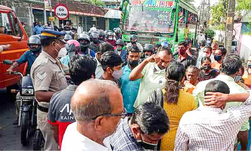 കണ്ണമാലിയിൽ കടൽകയറ്റം; റോഡ് ഉപരോധിച്ച് നാട്ടുകാർ