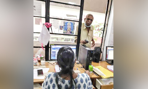 കലക്ടറേറ്റിൽ നിറതോക്ക് വിരലിലിട്ട് കറക്കി വയോധികൻ, പേടിച്ചുവിറച്ച്  ജീവനക്കാർ