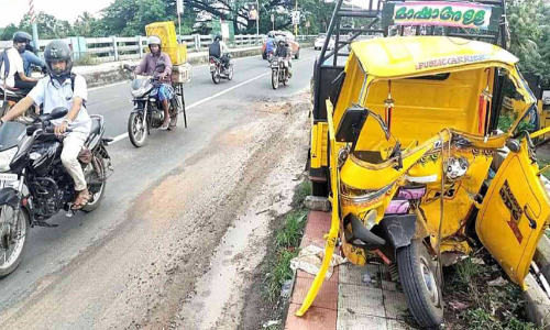 കാൽനടക്കാർക്ക് തടസ്സമായി അപകടത്തിൽപെട്ട ഗുഡ്സ് ഓട്ടോ