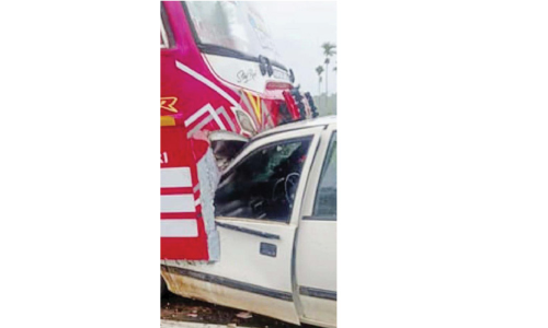 കാ​റും ബ​സും കൂ​ട്ടി​യി​ടി​ച്ച് മൂ​ന്ന് വി​ദ്യാ​ർ​ഥി​ക​ൾ​ക്ക് പ​രി​ക്ക്