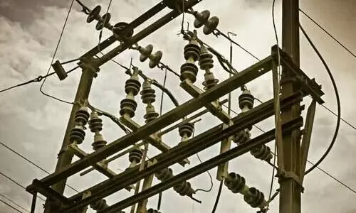 കമ്പിയിൽ കുടുങ്ങി ബൈക്കപകടം, കെ.എസ്.ഇ.ബിക്കെതിരെ കേസ്