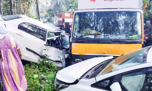 പാർസല്‍ ലോറി നിയന്ത്രണംവിട്ട് അപകടം; മൂന്നുപേർക്ക് പരിക്ക്