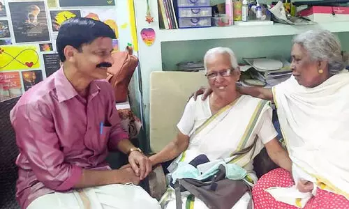 കവയിത്രി എം.ആർ. രമണിയെ കാണാൻ വിപ്ലവഗായിക പി.കെ. മേദിനിയെത്തി