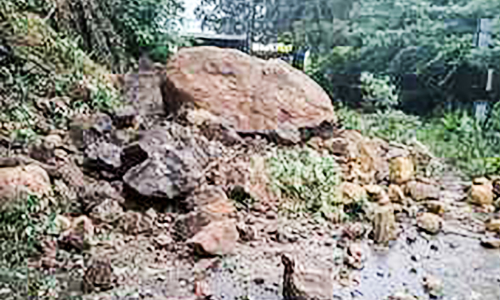 മഴ തു​ട​രു​ന്നു,  ദു​രി​ത​വും