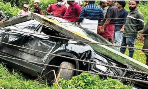 വെള്ളക്കെട്ടിൽപ്പെട്ട കാർ വൈദ്യുതി തൂണിലിടിച്ചു