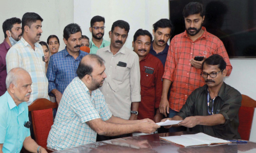 സ​ര്‍ക്കാ​റി​ന്റെ കൈ​ത്താ​ങ്ങ്: ഷ​ജി​ത്ത് കു​മാ​ര്‍ ടെ​ലി​ഫോ​ണ്‍ ഓ​പ്പ​റേ​റ്റ​റാ​യി ജോ​ലി​യി​ൽ പ്ര​വേ​ശി​ച്ചു