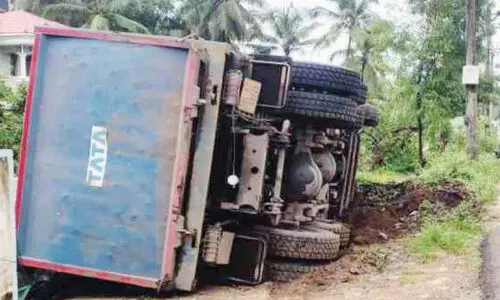 നി​യ​ന്ത്ര​ണം വി​ട്ട് ലോ​റി മ​റി​ഞ്ഞു വൈ​ദ്യു​തി​ക്കാ​ൽ ഇ​ടി​ച്ച് തെ​റി​പ്പി​ച്ചു